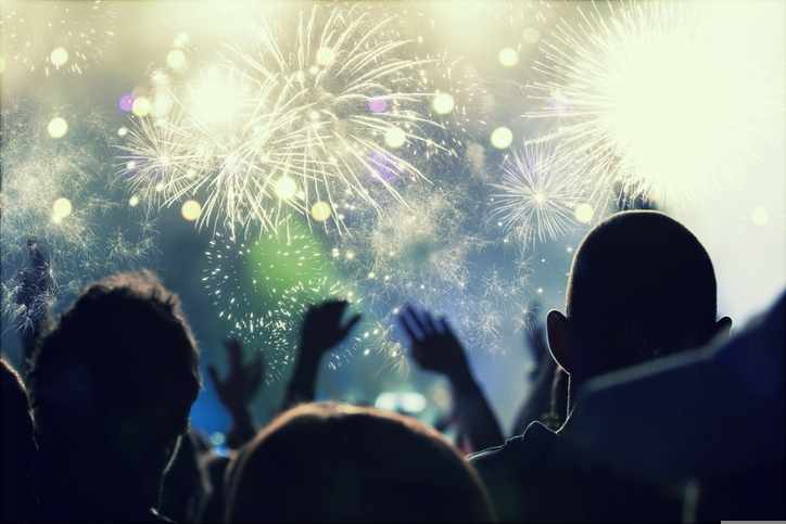 silvester-feuerwerk-beobachter-g-496927700.jpg