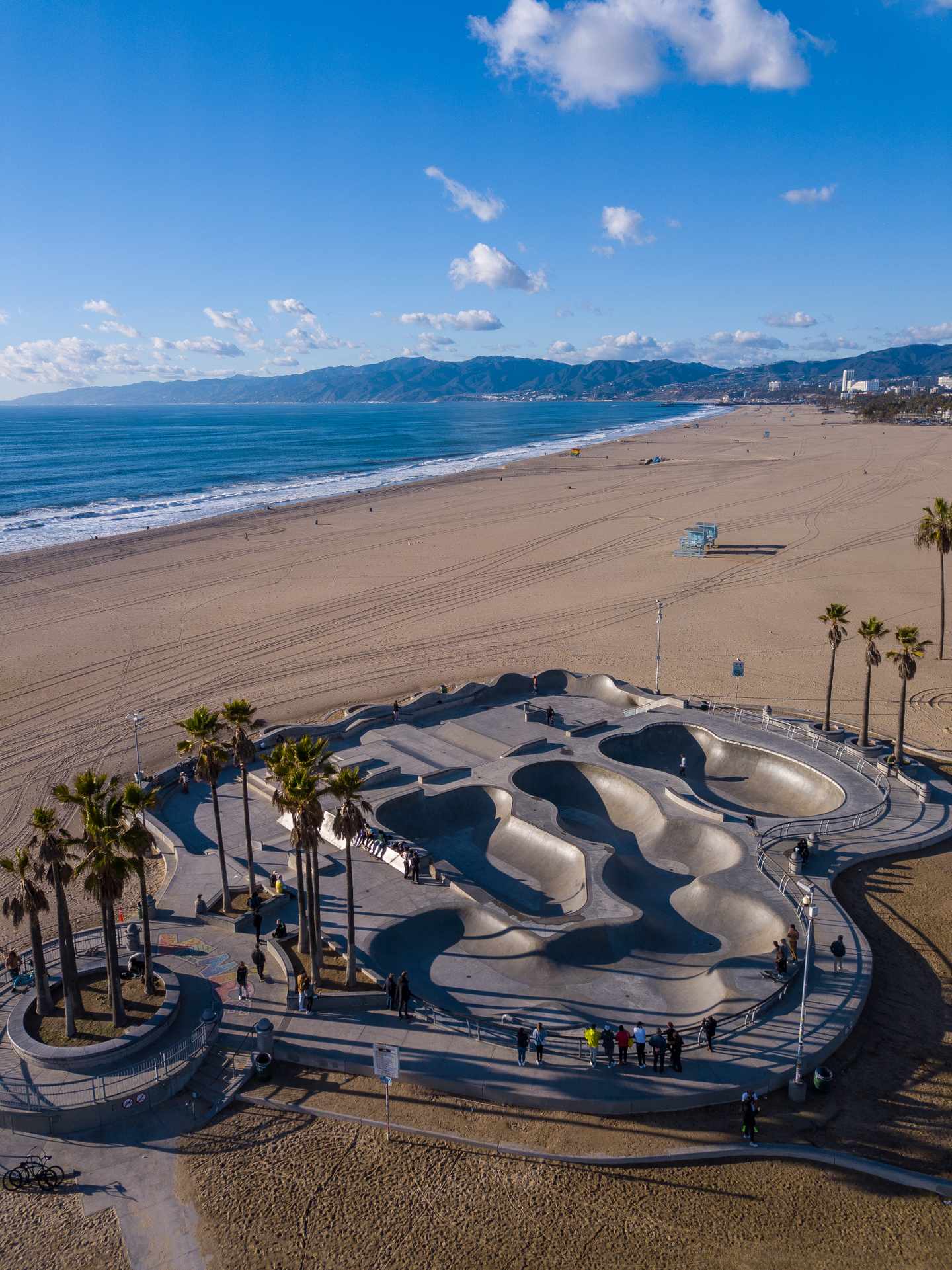 GettyImages-1448857246.jpg Luftaufnahme des Venice Beach mit dem
Venice Beach Skatepark und Palmen