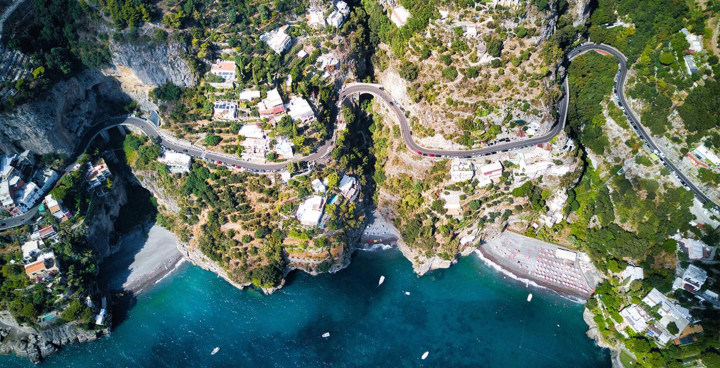 italien-hero-roadtrip-kuestenstrasse-bei-positano-italien-luftbild-g-1311496283.jpg