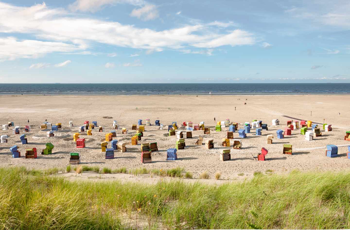 deutschland-niedersachsen-juist-strandkoerbe-strand-g-493756634.jpg