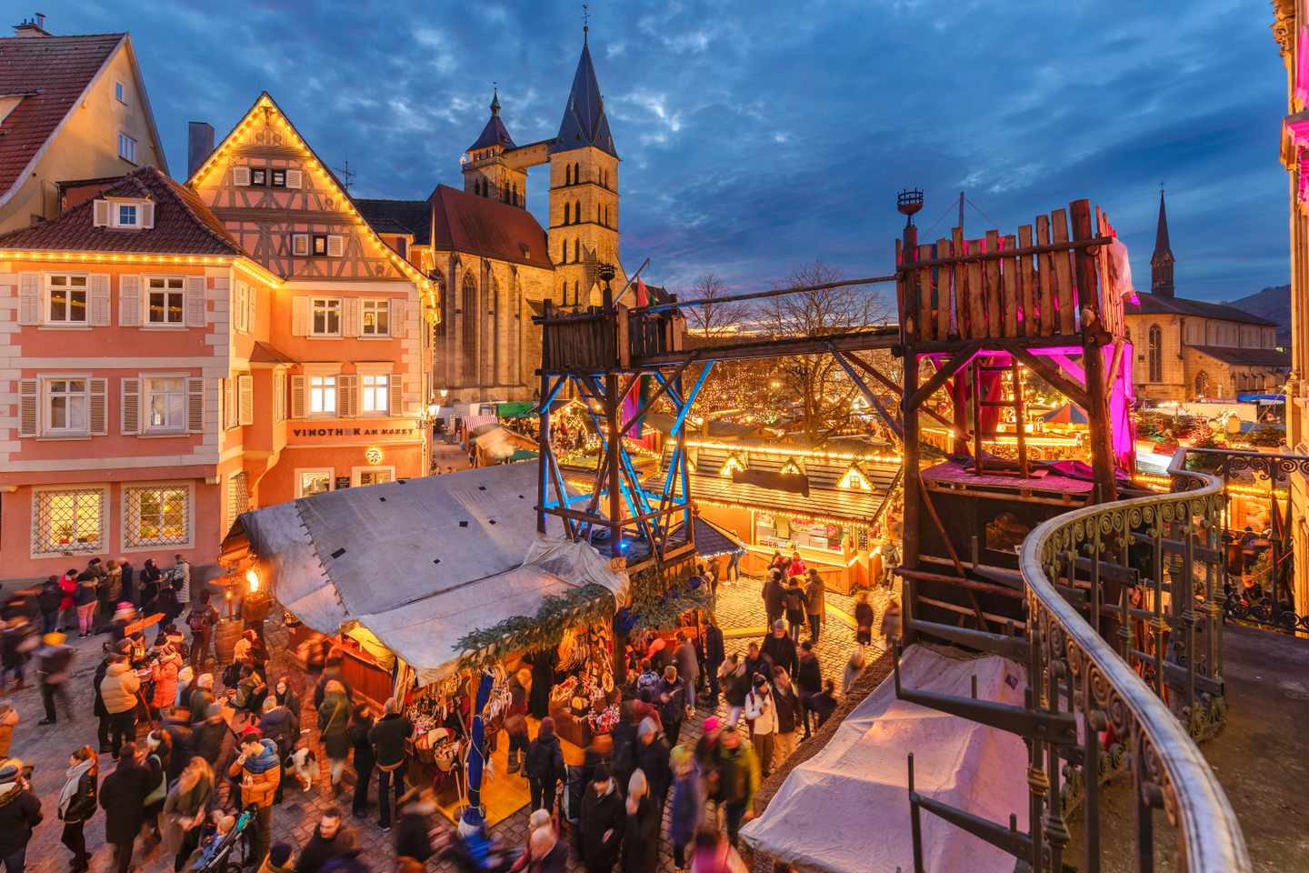 Mittelalterweihnachtsmarkt in Esslingen mit Holzständen, Fachwerkhäusern und warmer Beleuchtung