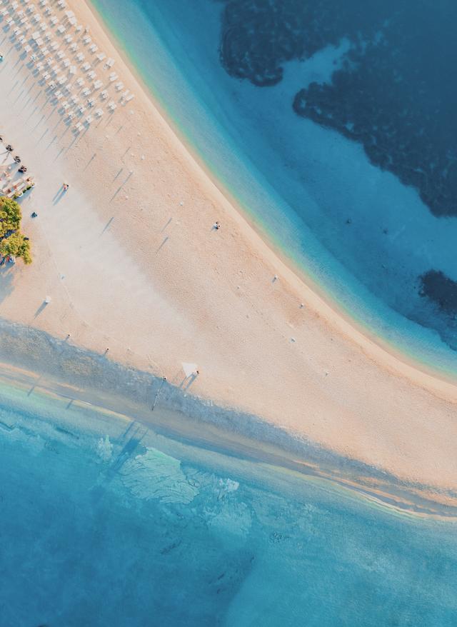 Jetzt entdecken Strandurlaub Kroatien – Luftaufnahme des Strands von Zlatni auf der Insel Brac
