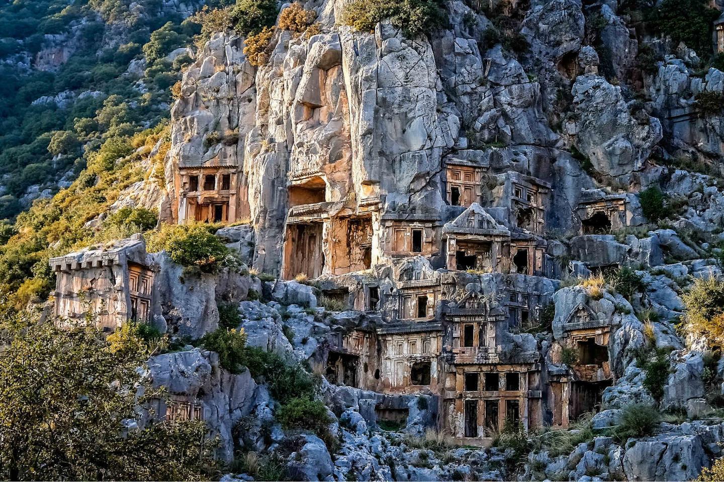 tuerkei-antalya-myra-lykische-felsengraeber-g-906410582.jpg