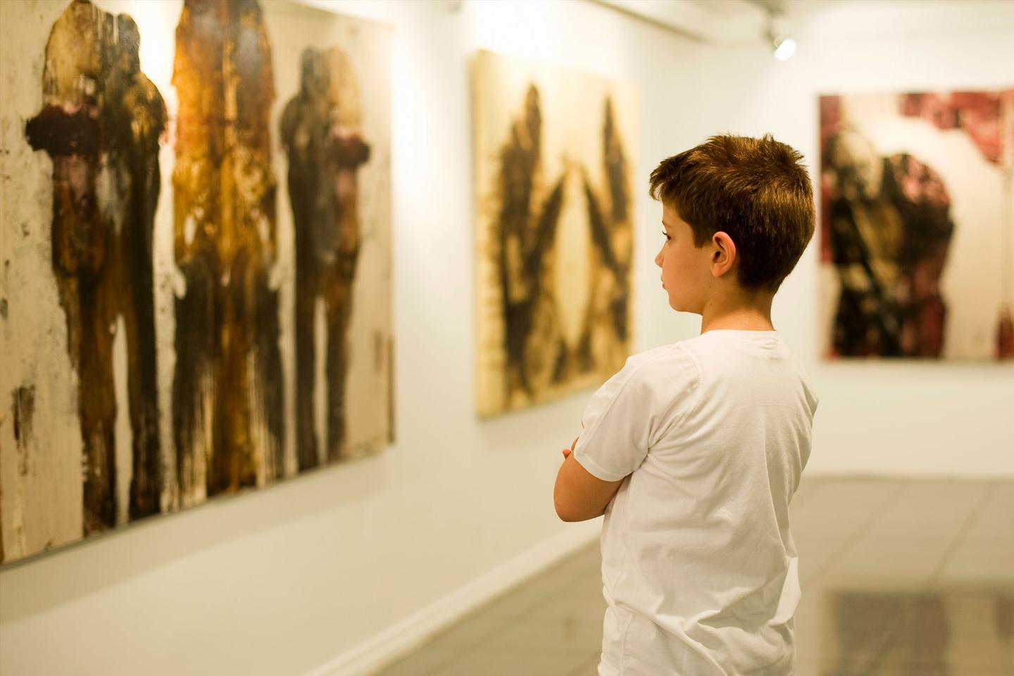 spanien-mallorca-palma-de-mallorca-sehensweurdigkeiten-kleiner-junge-in-einer-kunstausstellung-g-168346344.jpg