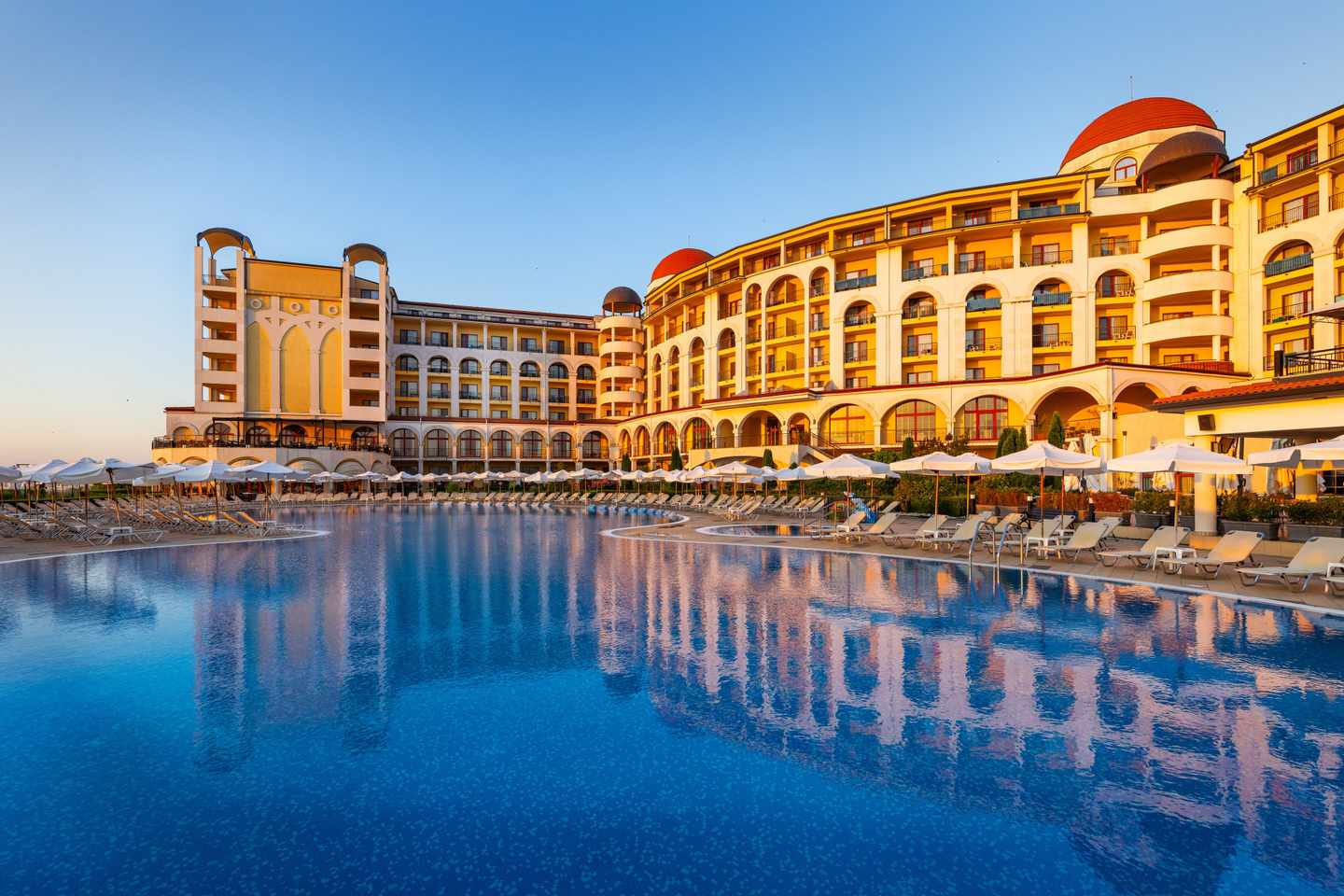 Alua Helios Bay Außenansicht mit Pool und Gebäude