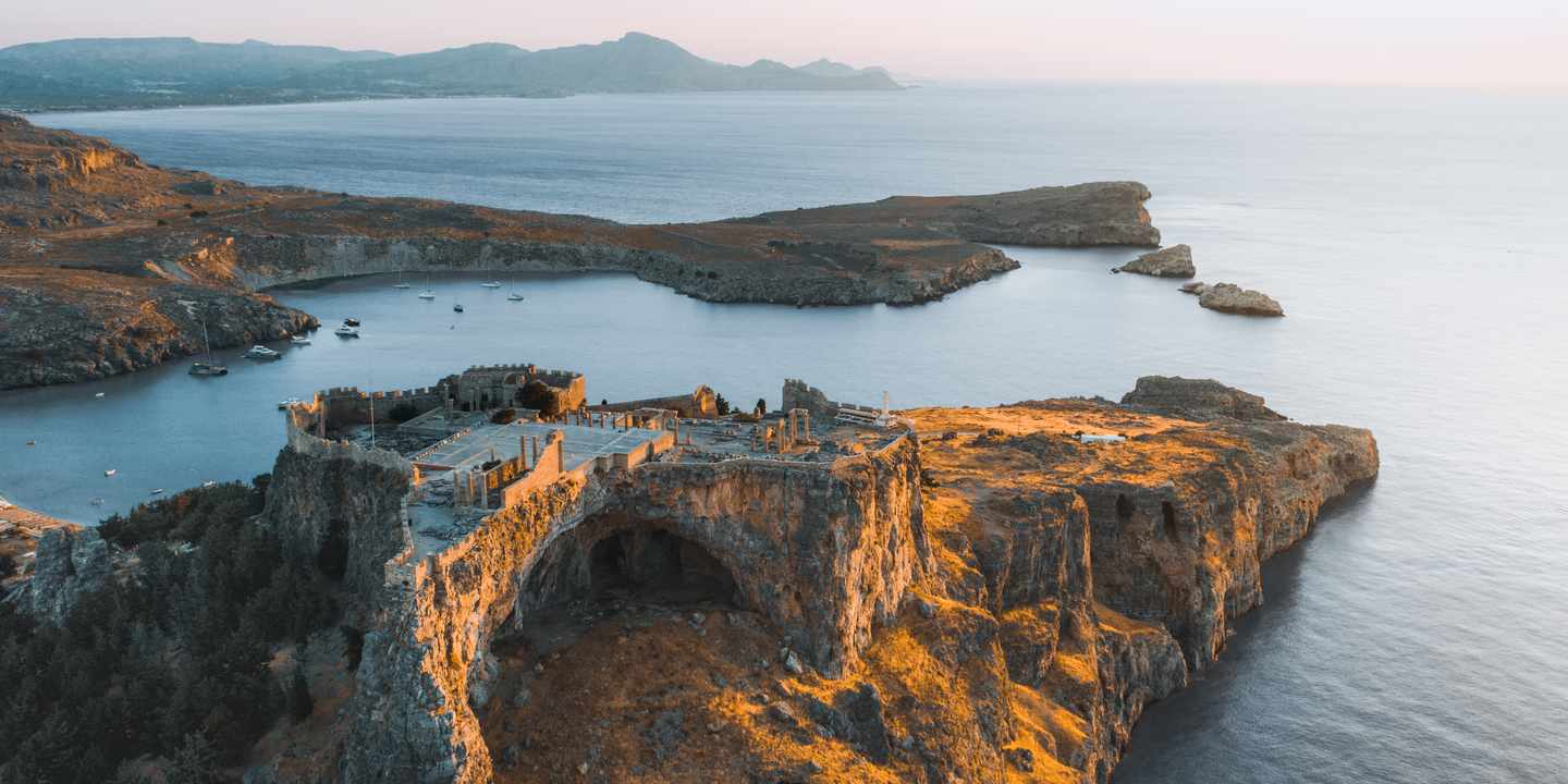griechenland-rhodos-luftaufnahme-akropolis-lindos-st-pauls-bucht-sonnenuntergang.jpg