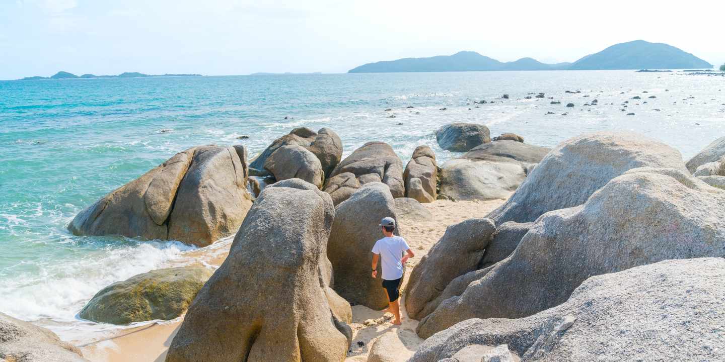 thailand-ko-samui-kind-spielen-felsen-strand-meer-g-916752310.jpg