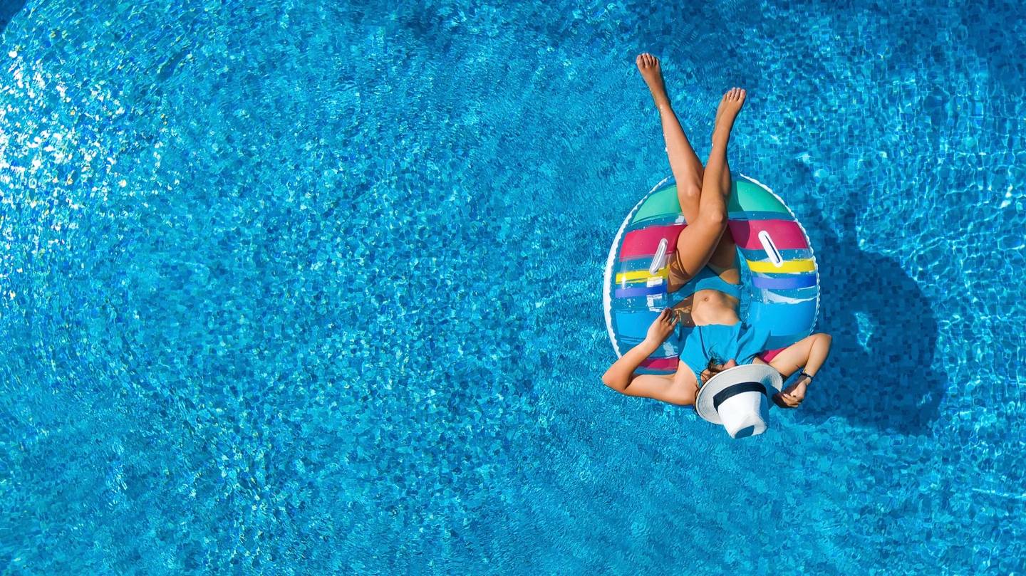 blt147ad613c3a60abc-pool-frau-schwimmring-g-827523298.jpg pool-frau-schwimmring-g-827523298.jpg
