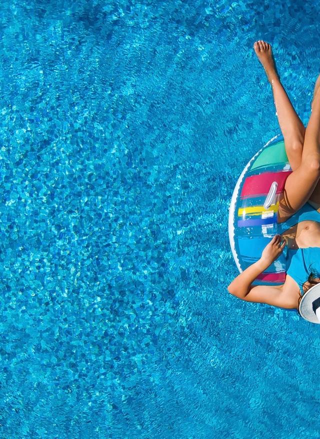 Cluburlaub pool-frau-schwimmring-g-827523298.jpg