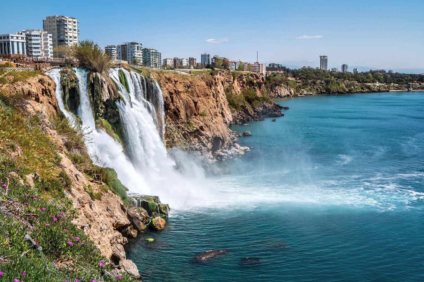 tuerkei-antalya-straende-Waserfaelle-von-einer-klippe-in-der-naehe-vom-lara-strand-g-1314324895.jpg