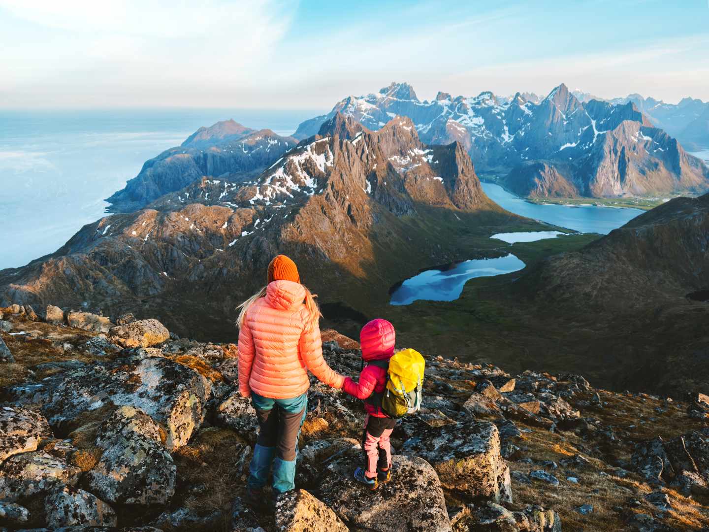 nordeuropa-norwegen-mutter-und-kind-stehen-auf-einem-berg-der-lofoten-g-2168401162.jpg