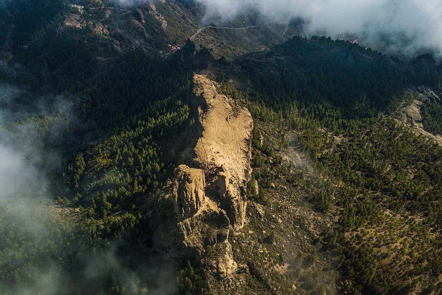 spanien-gran-canaria-monumento-natural-del-roque-nublo-bewoelkte-landschaft-g-1082322166.jpg