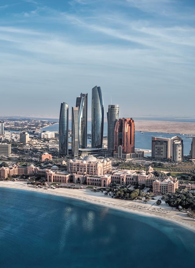 Zu den Angeboten Skyline von Abu Dhabi