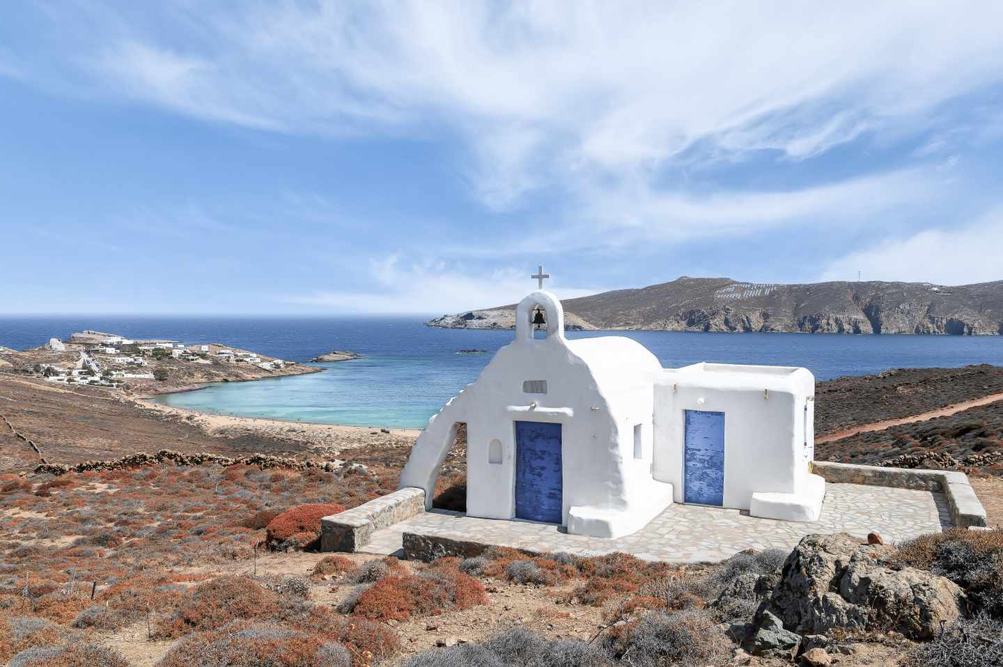 griechenland-mykonos-landschaft-und-kapelle-am-agios-sostis-strand-g-1707888696_bearbeitet.jpg