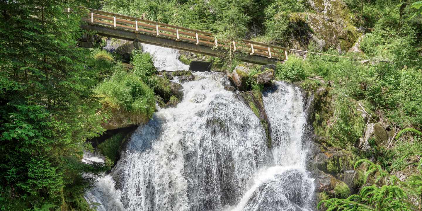 deutschland-baden-wuerttemberg-schwarzwald-triberg-wasserfaelle-holzbruecke-g-1477807146.jpg