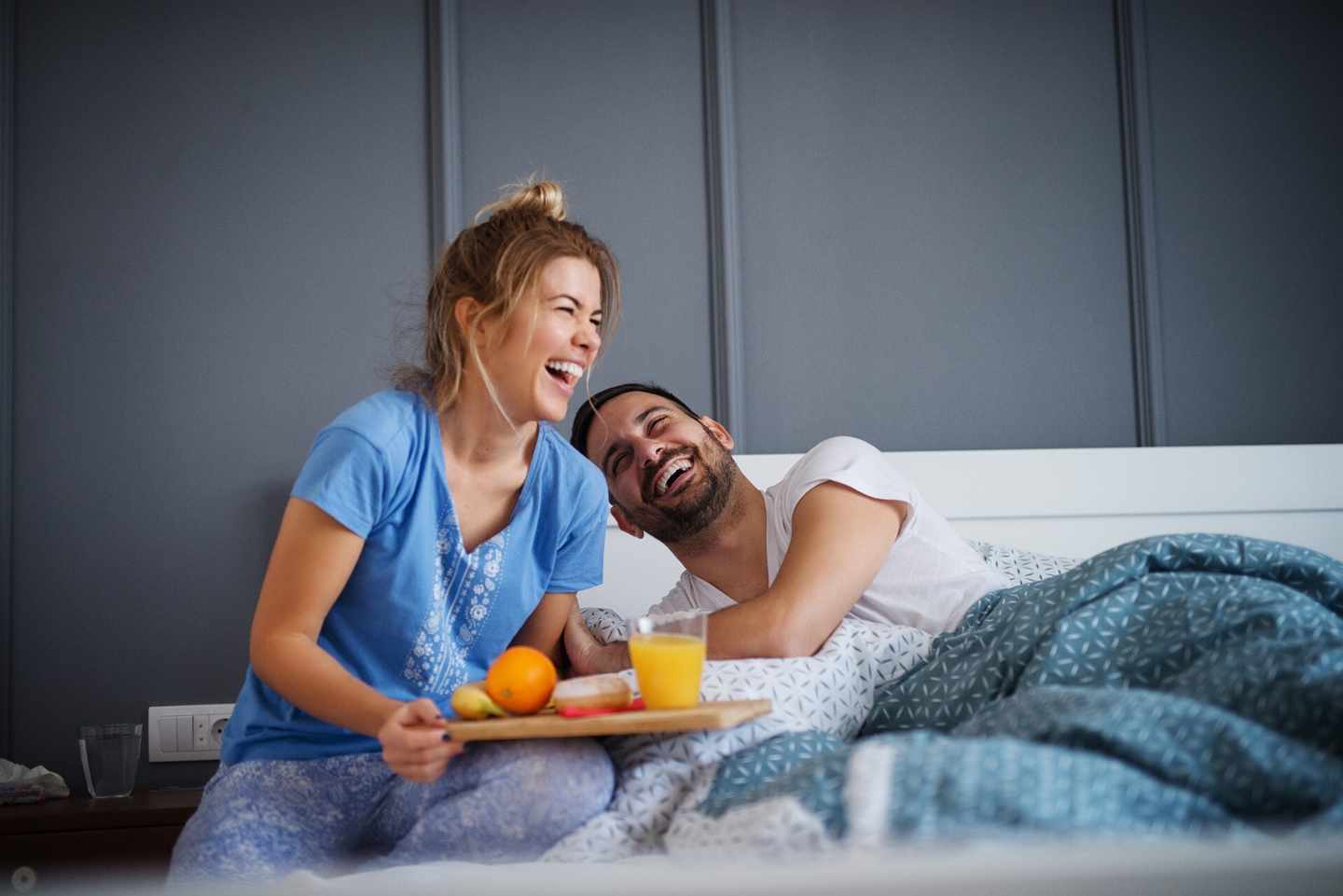 hotelzimmer-paar-fruehstueck-im-bett-g-921367826.jpg