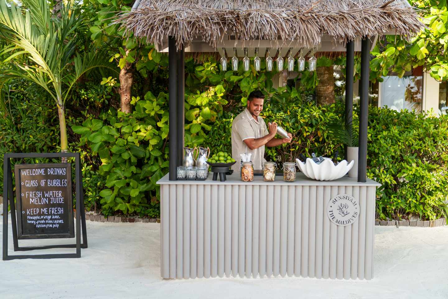 SunSiyam_IruFushi_Arrival Bar (Interior & Exterior)_0157.jpg
