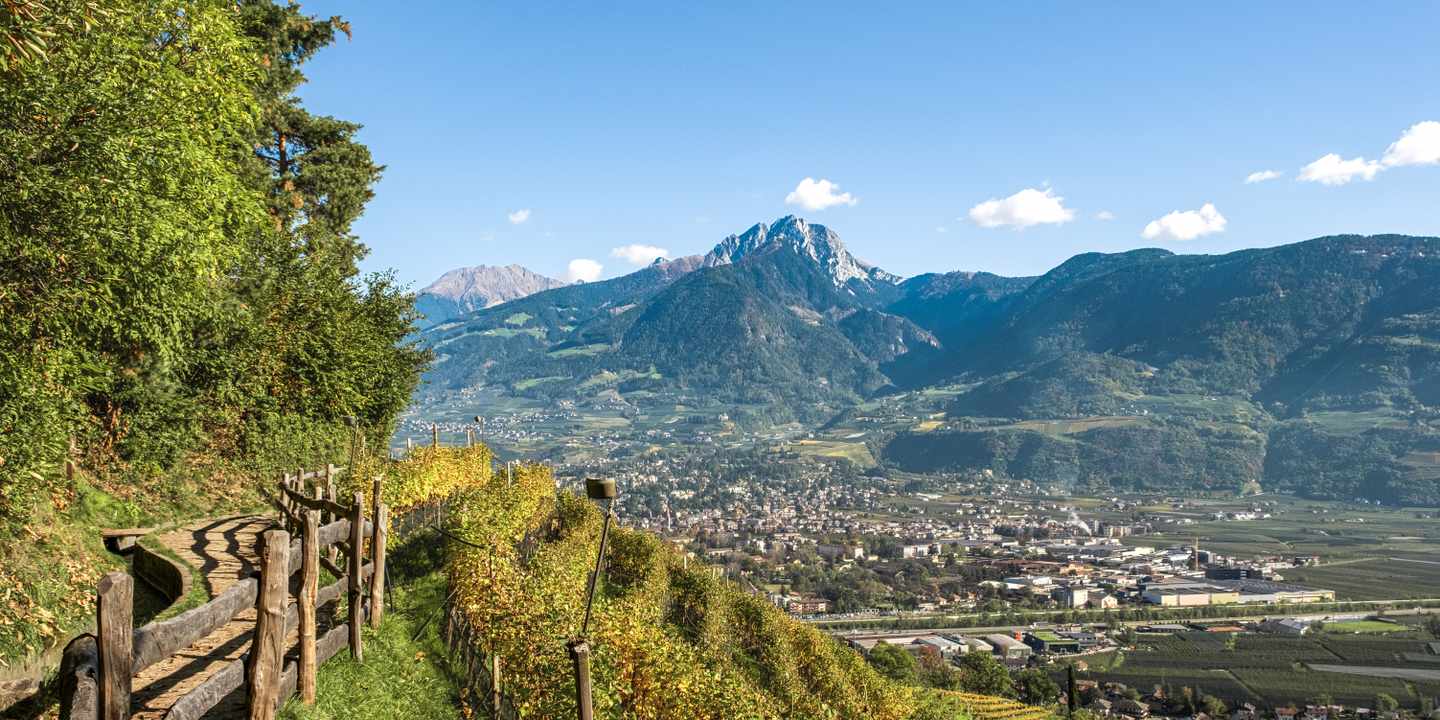 italien-suedtirol-wandern-am-marlinger-waalweg-mit-blick-auf-meran-g-2187396990.jpg