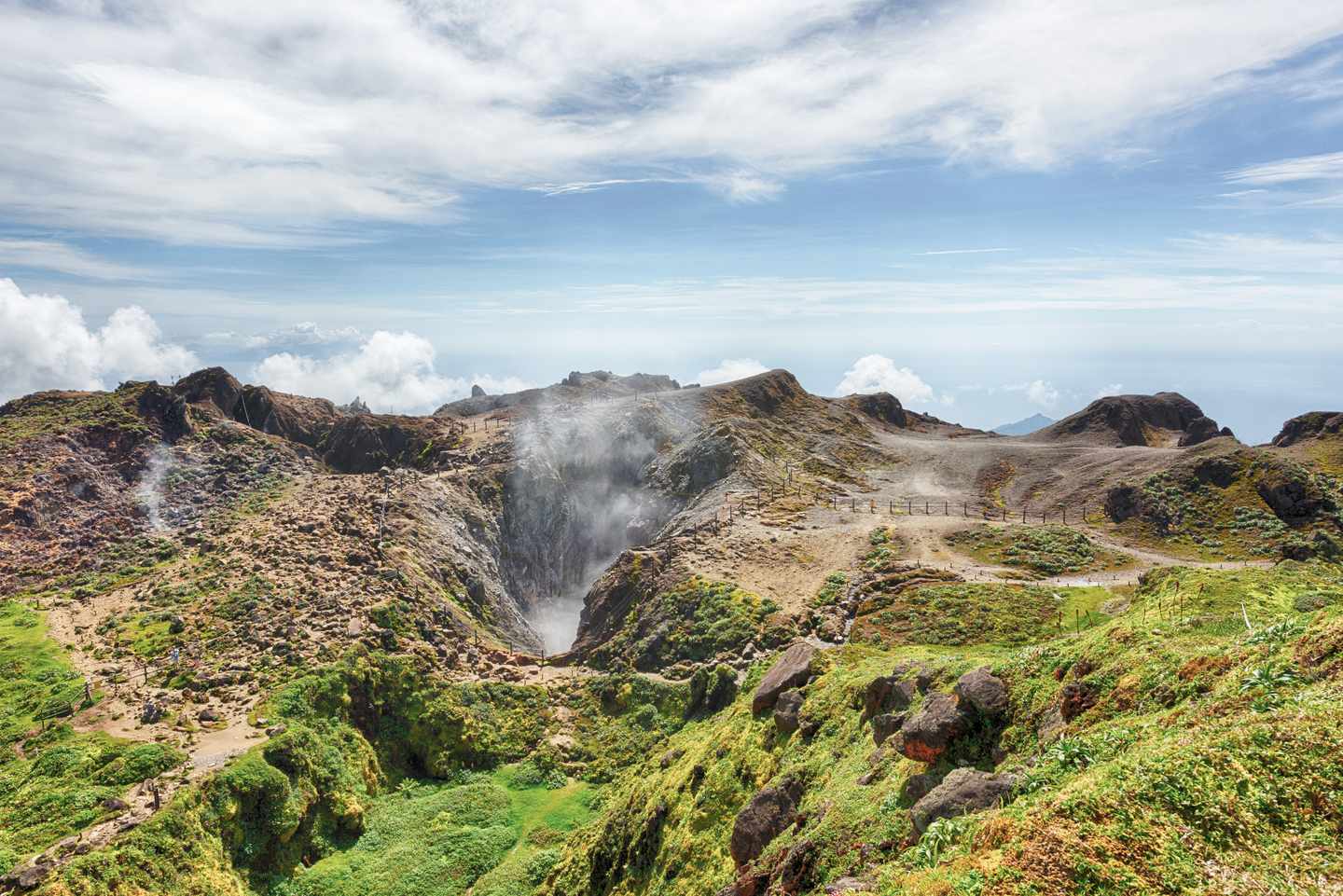 guadeloupe-krater-la-soufriere-vulkan-g-846259106.jpg