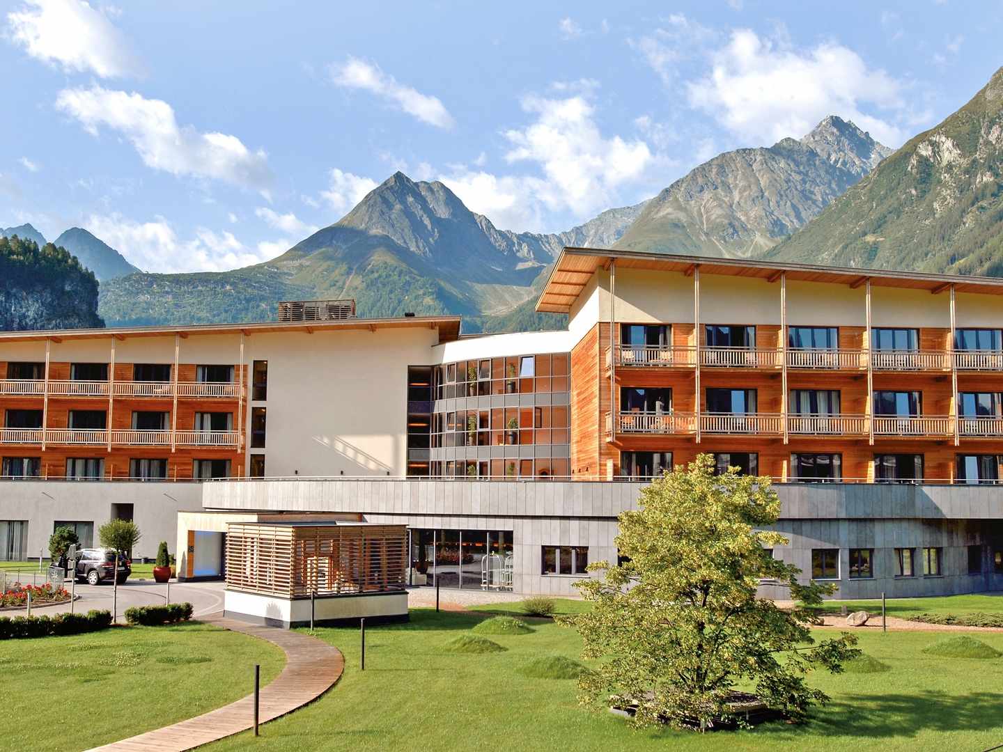 bltb980005d5082200f-oesterreich-tirol-oetztal-laengenfeld-aqua-dome-hotel-berge-therme-DER1069078.jpg Hotelgebäude des Aqua Dome Längenfeld mit Bergkulisse im Ötztal, Tirol