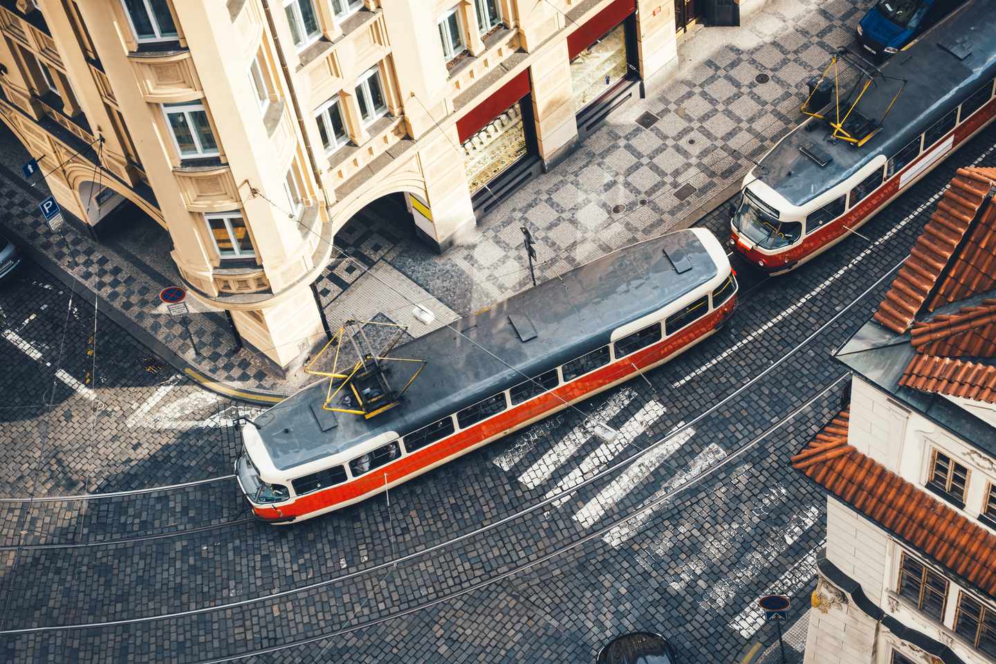 tschechien-prag-luftaufnahme-der-straßenbahn-g-925429164.jpg