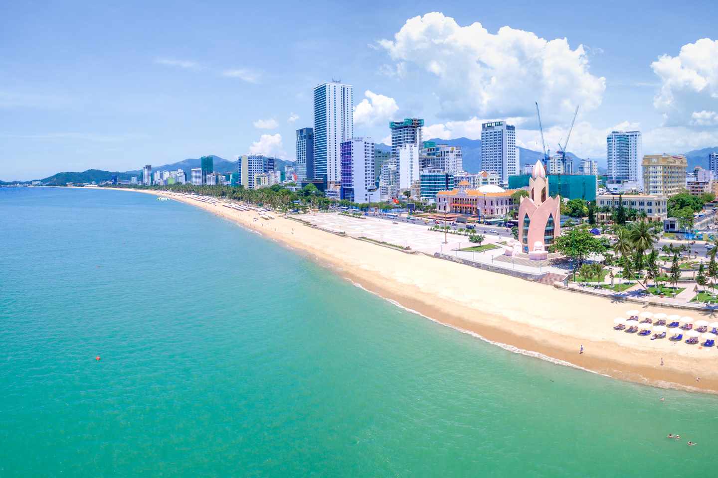 vietnam-nha-trang-stadt-panoramablick-g-827359312.jpg
