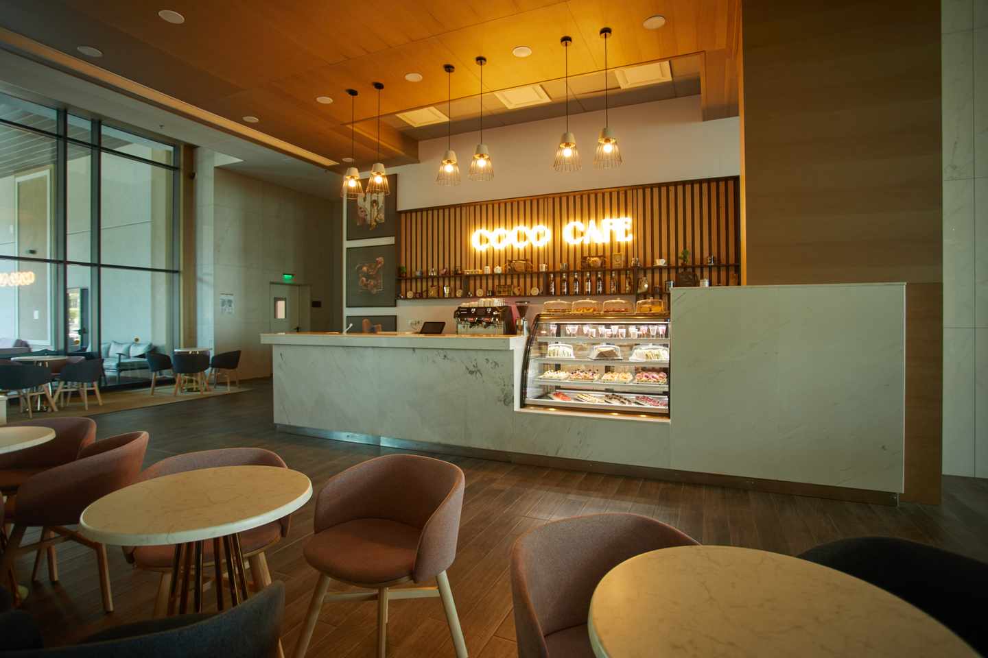 Café im Secrets Sunny Beach Resort and Spa, mit Theke und Sitzgruppen