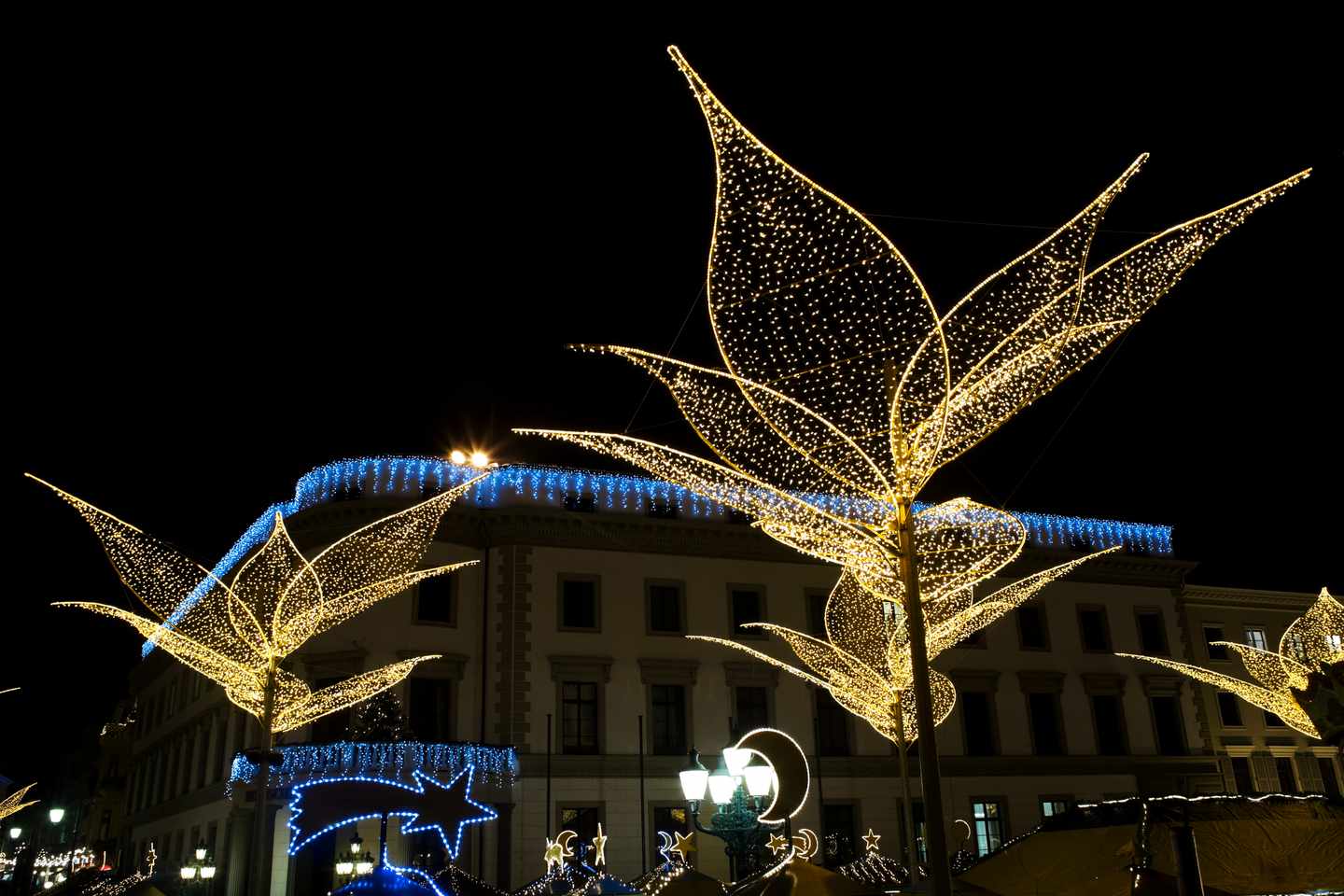 deutschland-wiesbaden-sternschnuppenmarkt-g-121666629.jpg