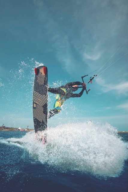 blt68adfb399ac6ecae-Mittel__Kitesurfing_.jpeg Ägypten Urlaub: Kitesurfing