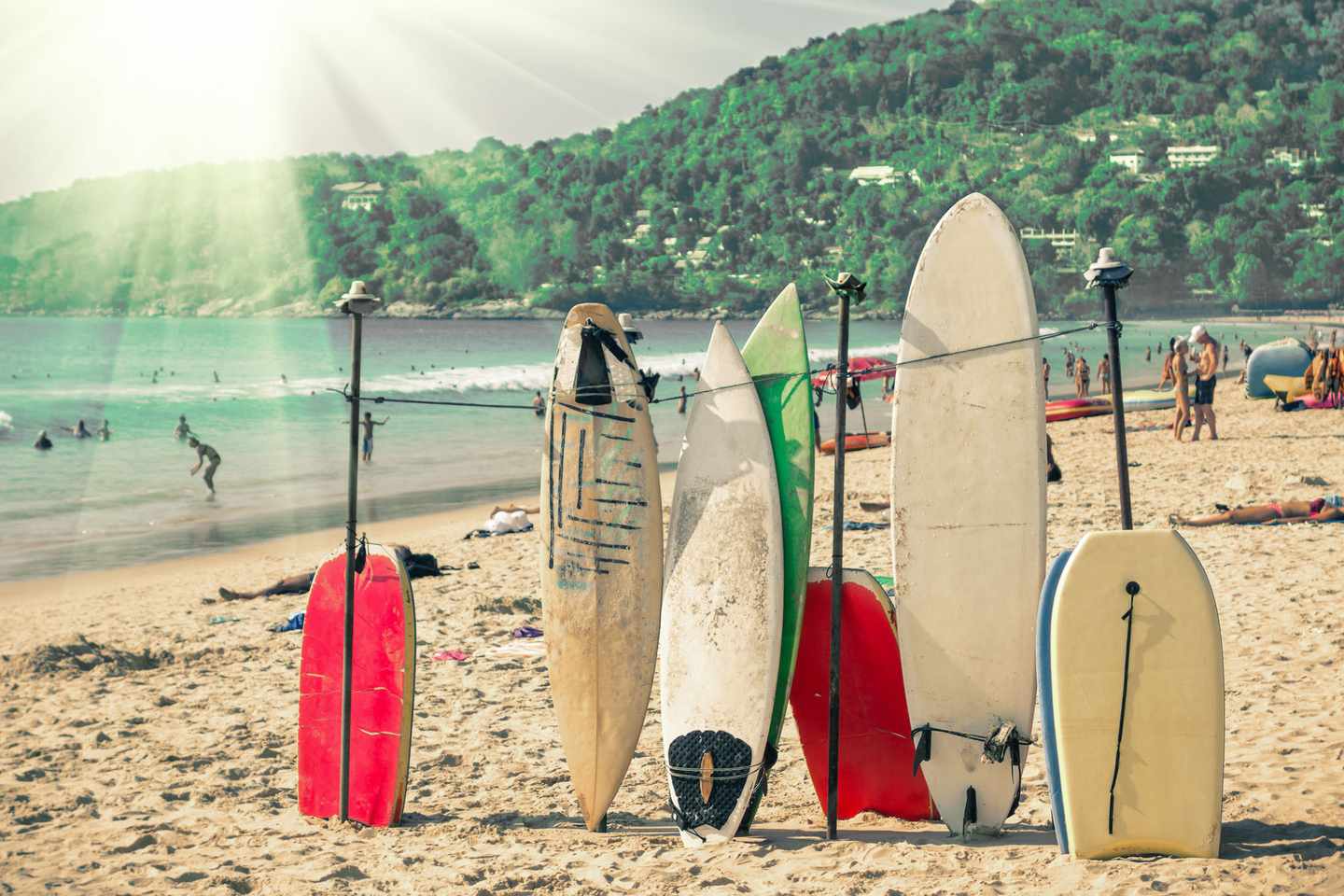 thailand-phuket-keta-beach-surfbretter-g-510582964.jpg