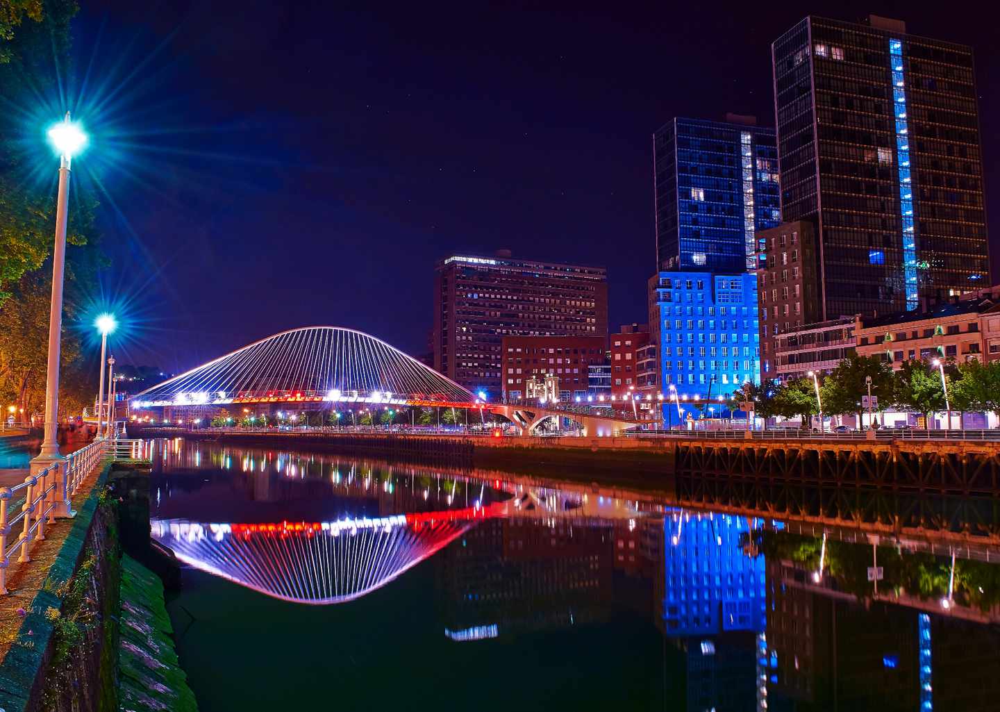 spanien-baskenland-bilbao-zubi-zuri-brücke-klein-g-927521882.jpg