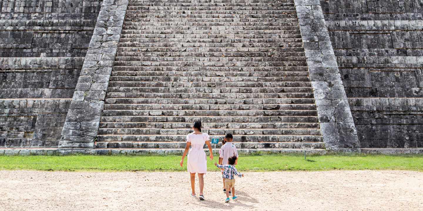 mexiko-mit-kindern-maya-pyramide-g-1927992569.jpg