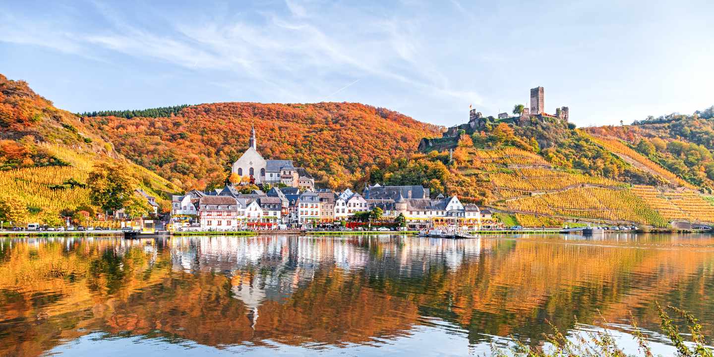 deutschland-rheinland-pfalz-moselweintal-beilsteiner-kurort-blick-auf-mosel-und-berglandschaft-g-1162393853.jpg