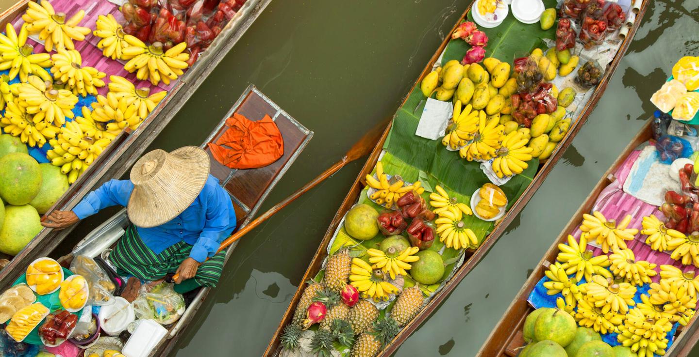 thailand-bangkok-schwimmender-markt-haendlerin-legt-mit-boot-an-g-1069228766.jpg