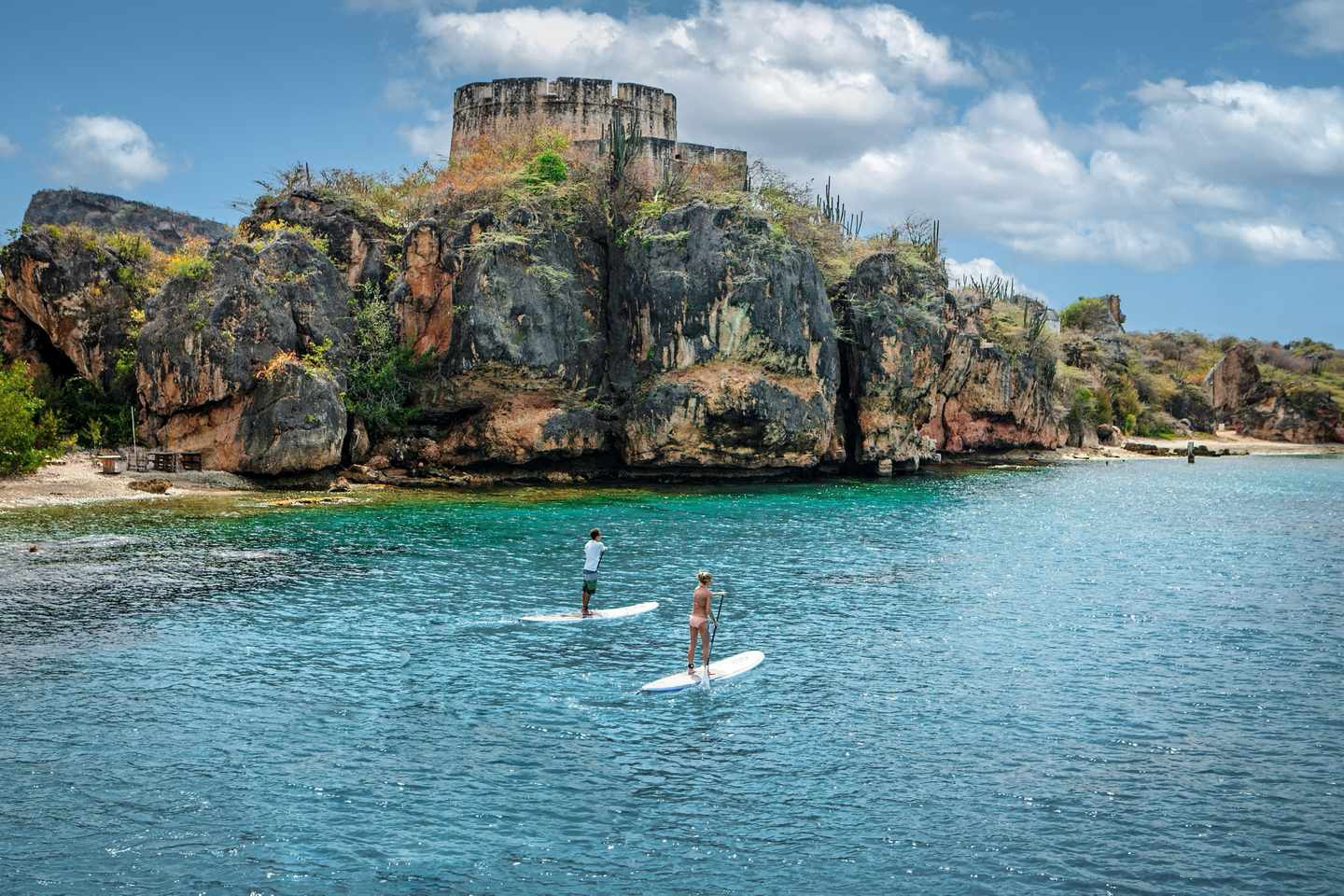 karibik-curacao-fort-beekenburg-stand-up-paddeling-partner-bestandsbild.jpg