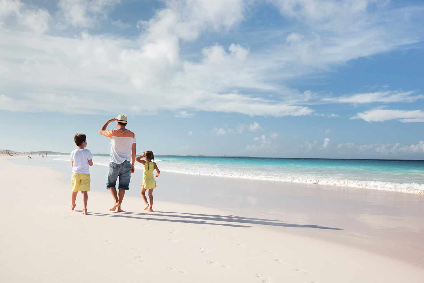 karibik-bahamas-familie-am-strand-g-477140159.jpg