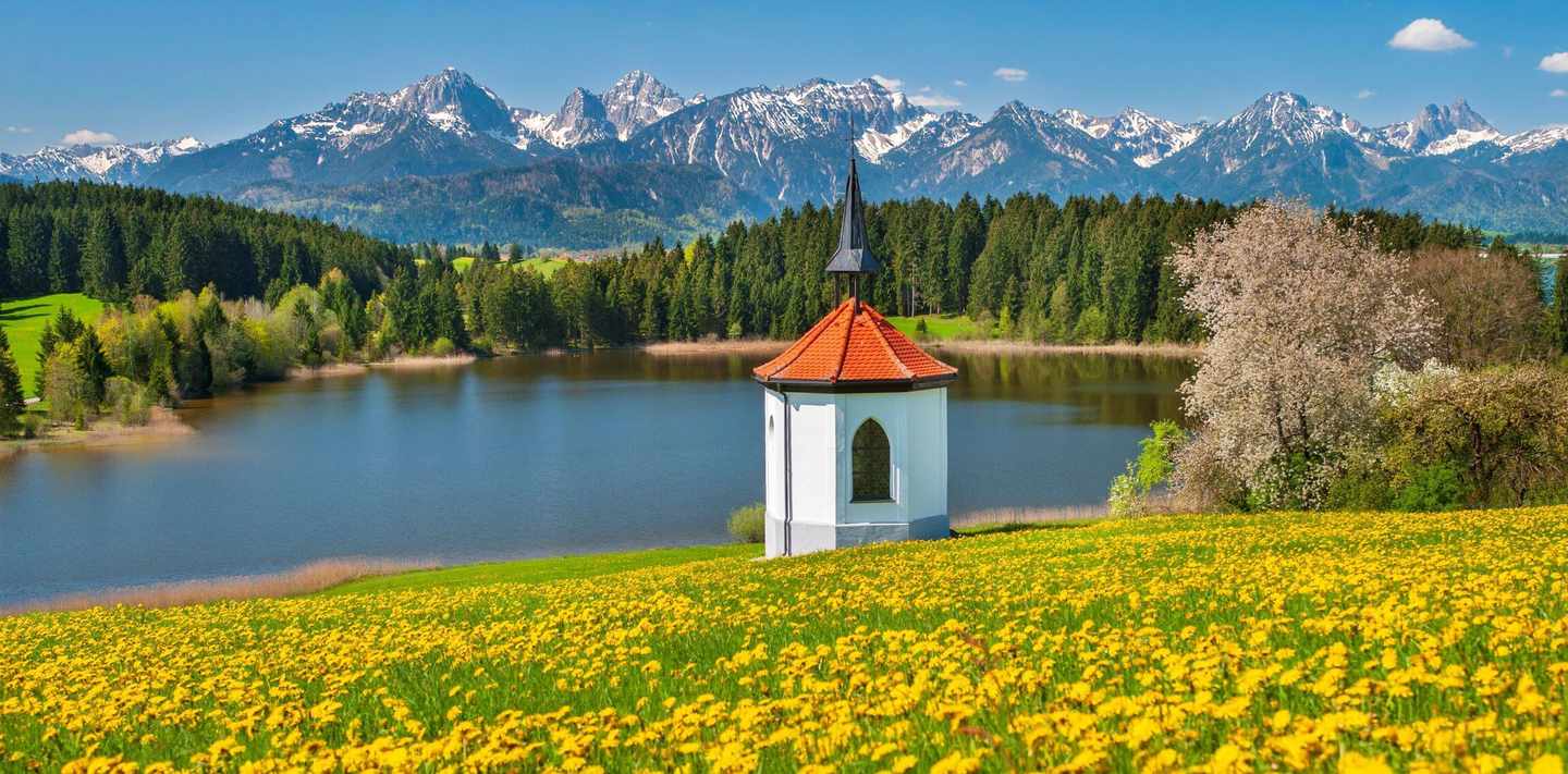 deutschland-bayern-panorama-kapelle-see-berge-g-1311472196.jpg