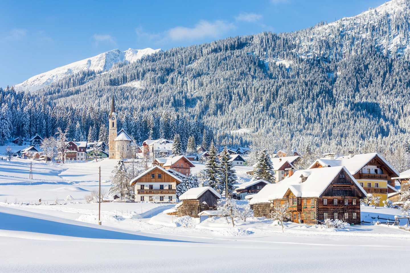 oesterreich-alpen-salzkammergut-dorf-g-925268242.jpg