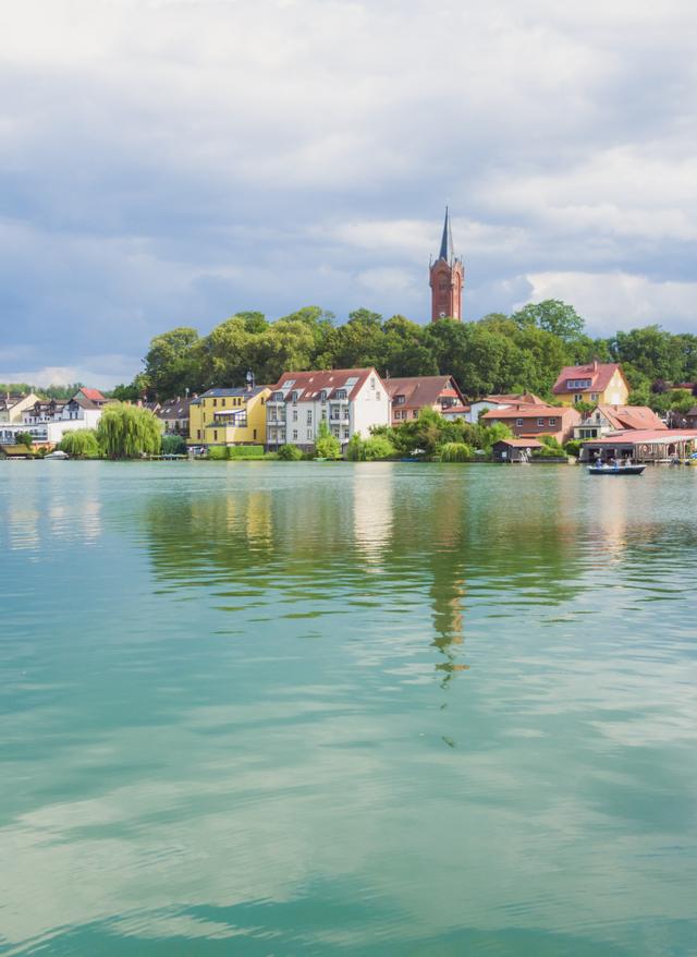 Hotel in Mecklenburg-Vorpommern buchen Mecklenburgische Seenplatte, Kirche mit See