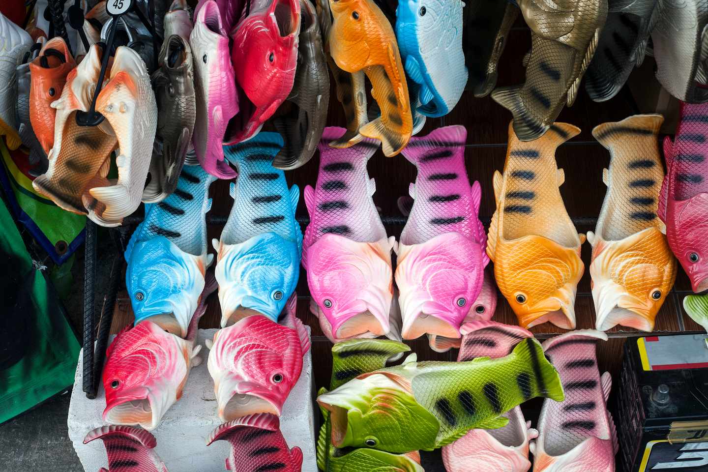 thailand-phuket-shopping-hausschuhe-fisch-t-966289164.jpg