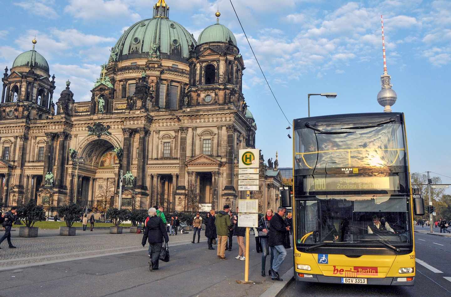 berlin-bus-100-dom.jpg