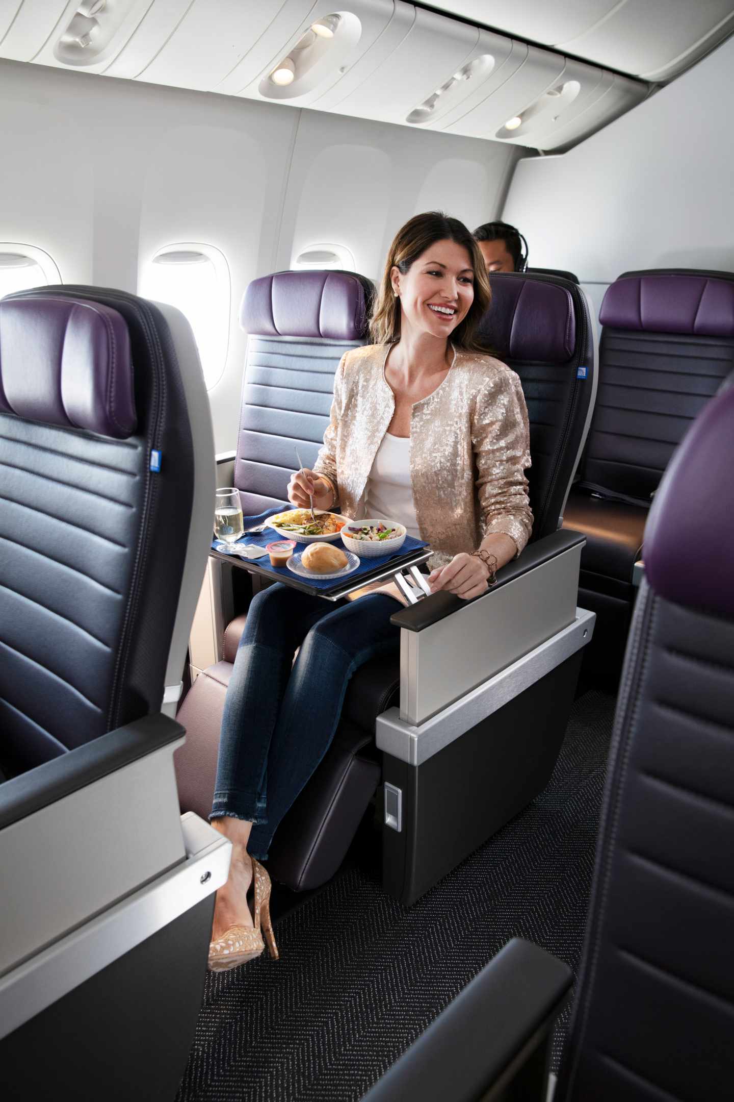 blt808256028cfd9648-United_Airlines_UPP_Meal_Service.jpg United Airlines: Economy Premium Plus Essensservice