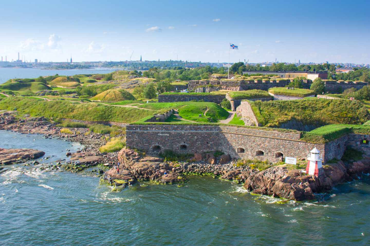 Luftblick auf die Festungsinsel Suomenlinna mit historischen Mauern und Küstenlandschaft vor Helsinki