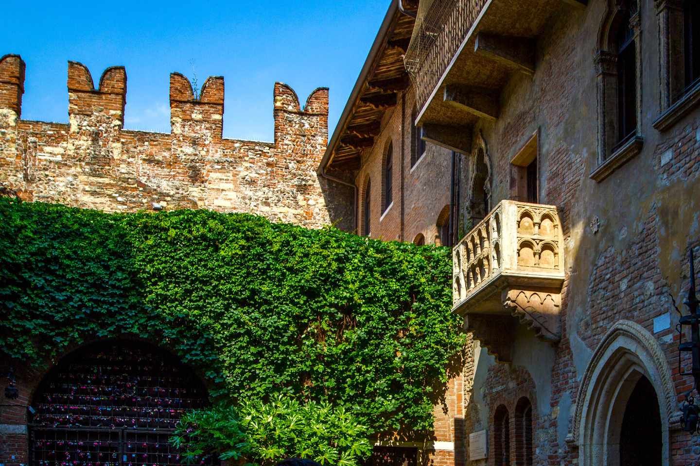 italien-venetien-verona-romeo-julia-balkon-klein-g-916404188.jpg
