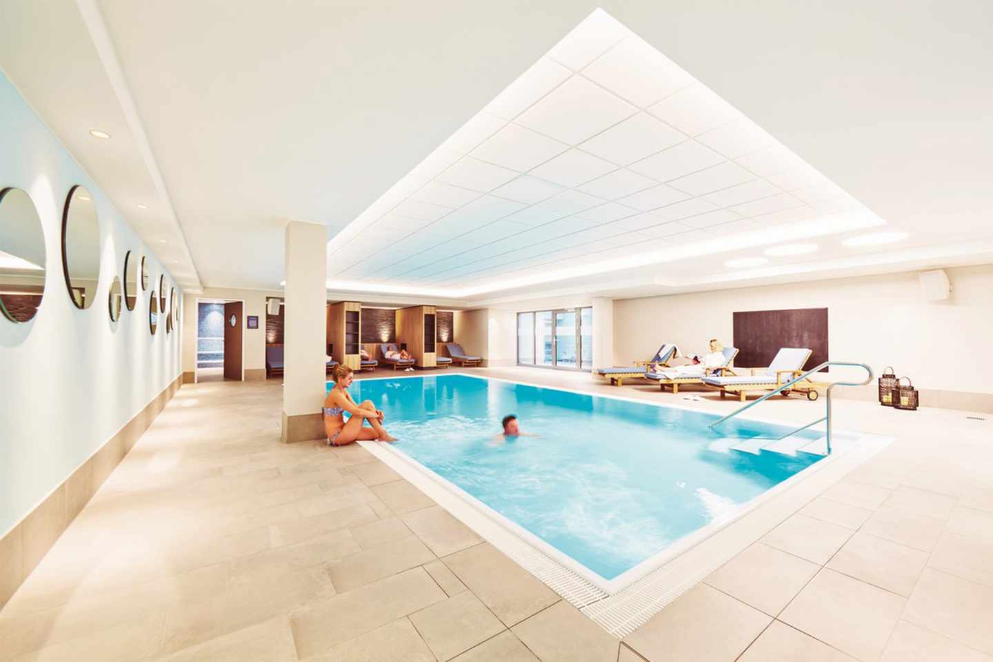 bltc41d738cf94ed756-deutschland-nordsee-kuestenperle-strandhotel-und-spa-2-DER-HEI15015.jpg Außergewöhnlichste Hotels Deutschland. Wellnessbereich des Hotels Kuüstenperle mit Hallenbad