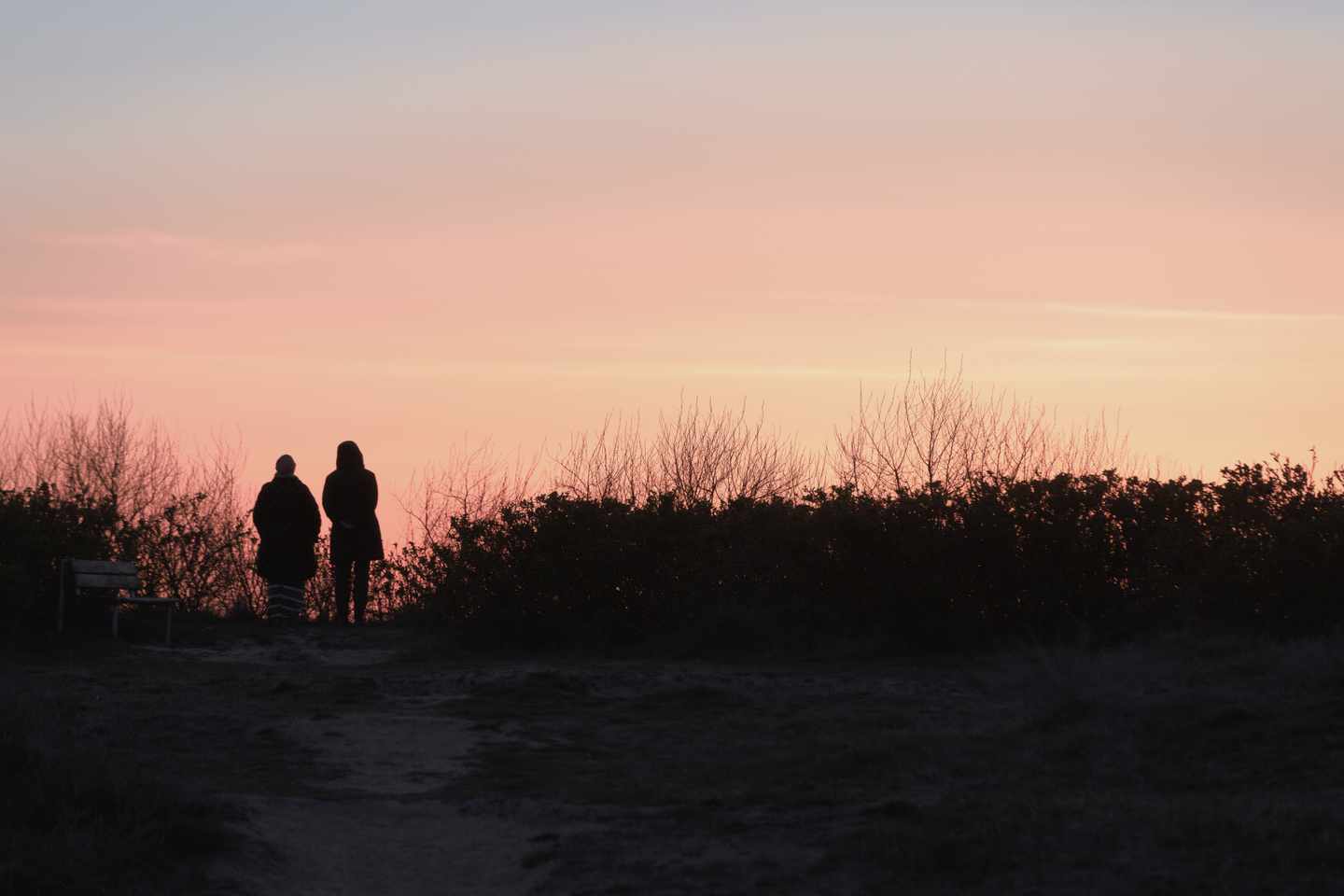 deutschland-mecklenburg-vorpommern-ruegen-paar-sonnenuntergang-strand-g-1491659855.jpg