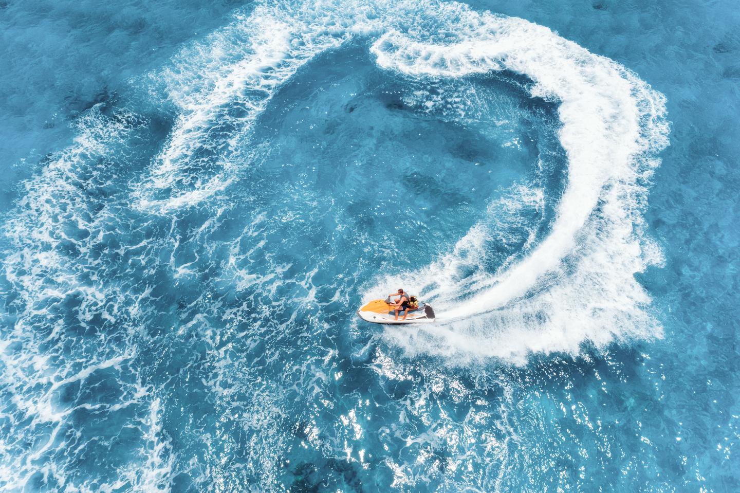 florida-luftaufnahme-des-schwimmenden-wasseroller-in-blauem-wasser-am-sonnigen-tag-im-sommer-g-1136453239.jpg