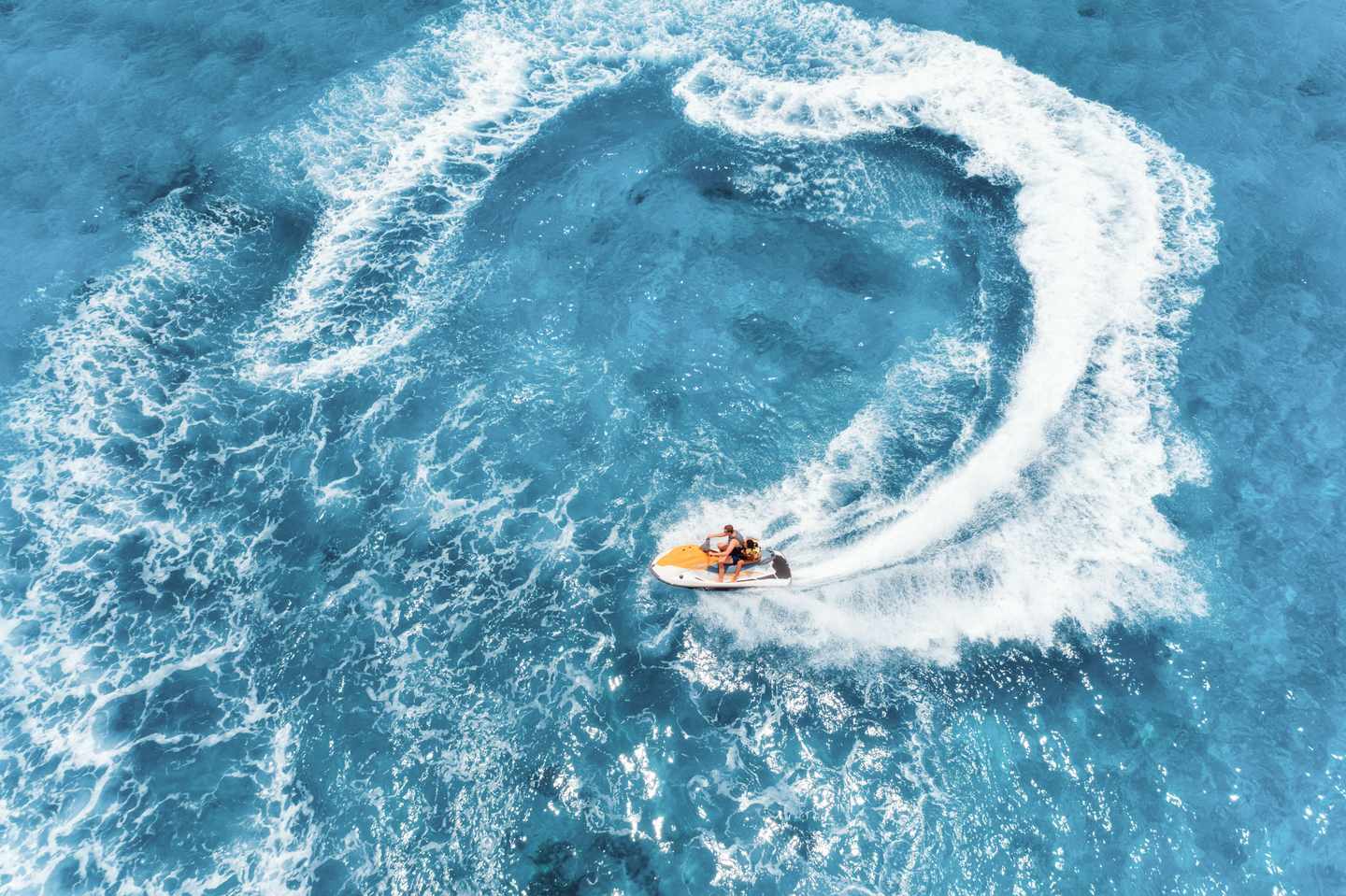 blt03e66ecc6567badb-florida-luftaufnahme-des-schwimmenden-wasseroller-in-blauem-wasser-am-sonnigen-tag-im-sommer-g-1136453239.jpg Luftaufnahme eines Jetski im blauem Wasser