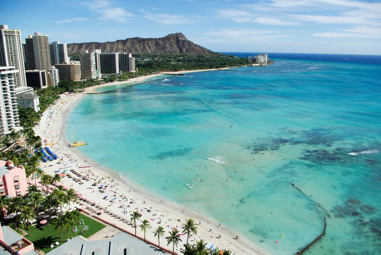 hawaii-honolulu-waikiki-beach-t-515815274.jpg
