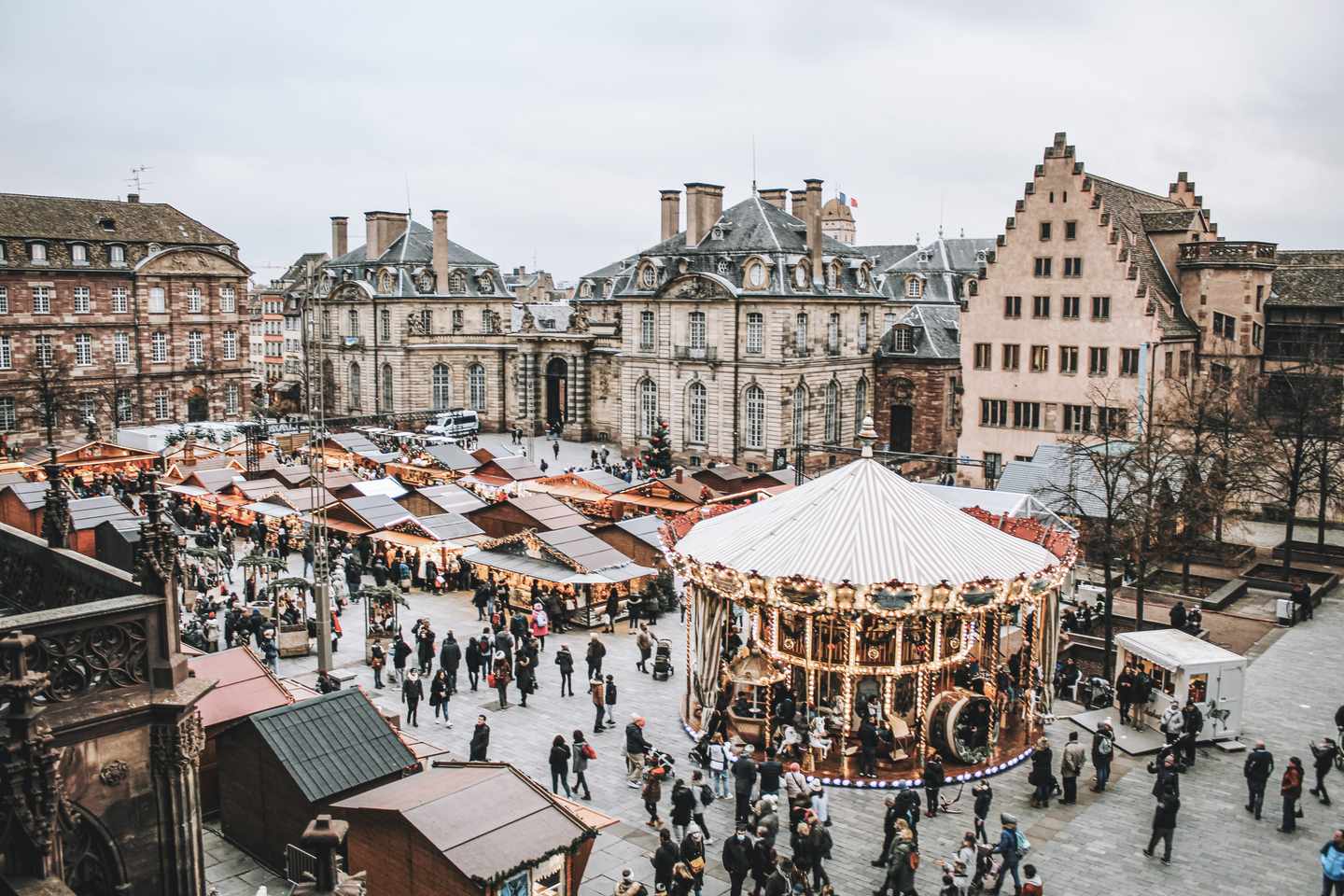 frankreich-elsass-strassburg-weihnachtsmarkt-inmitten-von-fachwerkhäusern-g-1793662482_bearbeitet.jpg